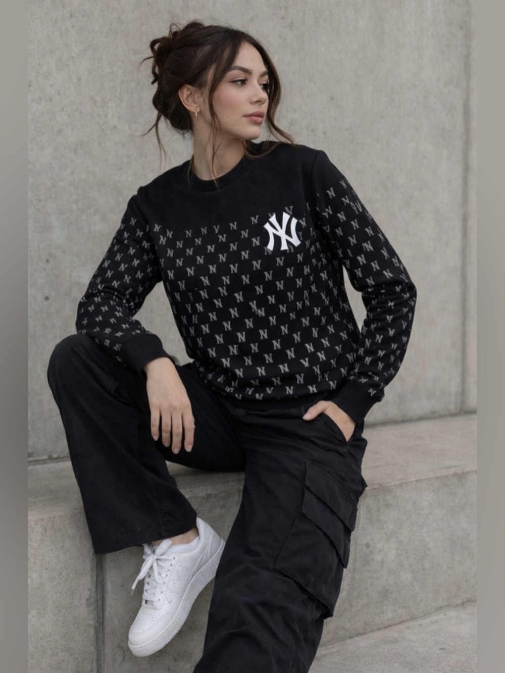 MLB New York Yankees All Over Logo Sweatshirt Black Crewneck Women M Streetwear